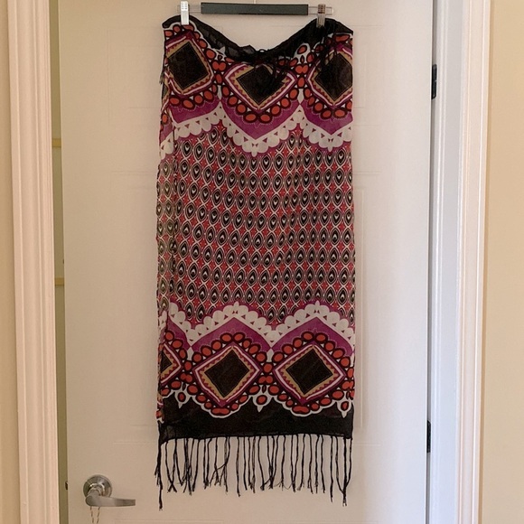 ✅Beautiful peacock 🦚 very light  / print scarf / shawl w/ fringe - Picture 2 of 5